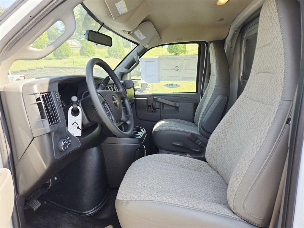2025 GMC Savana Cutaway 3500 1WT
