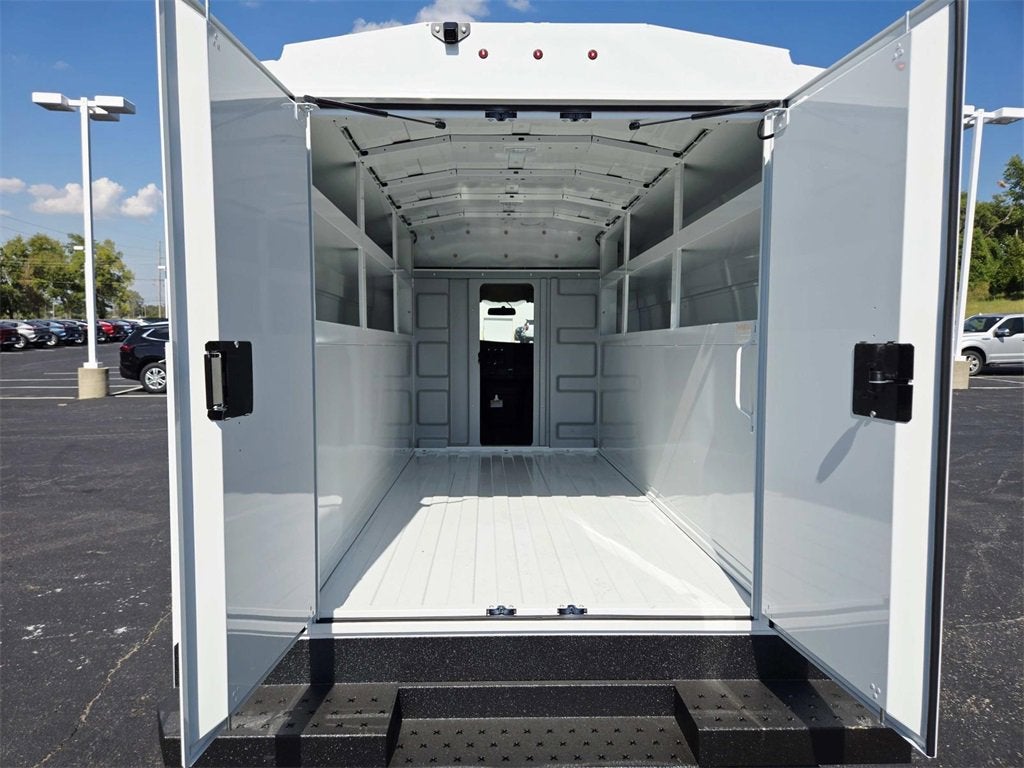 2025 GMC Savana Cutaway 3500 1WT