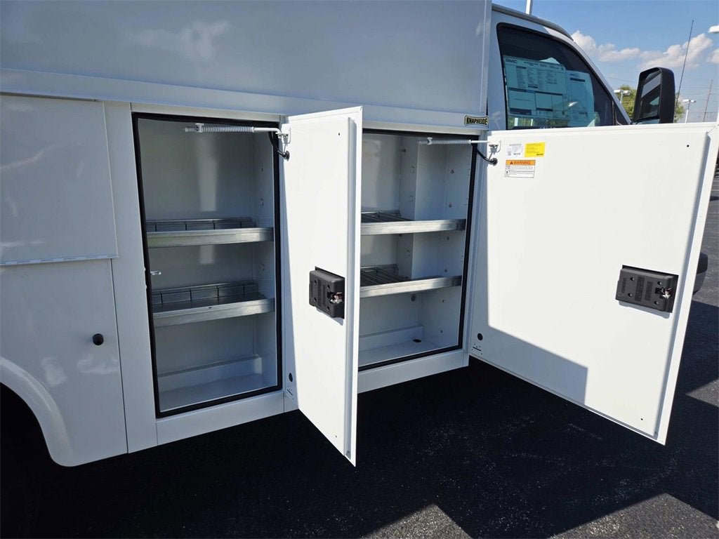 2025 GMC Savana Cutaway 3500 1WT