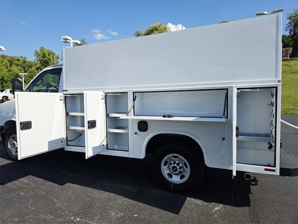 2025 GMC Savana Cutaway 3500 1WT