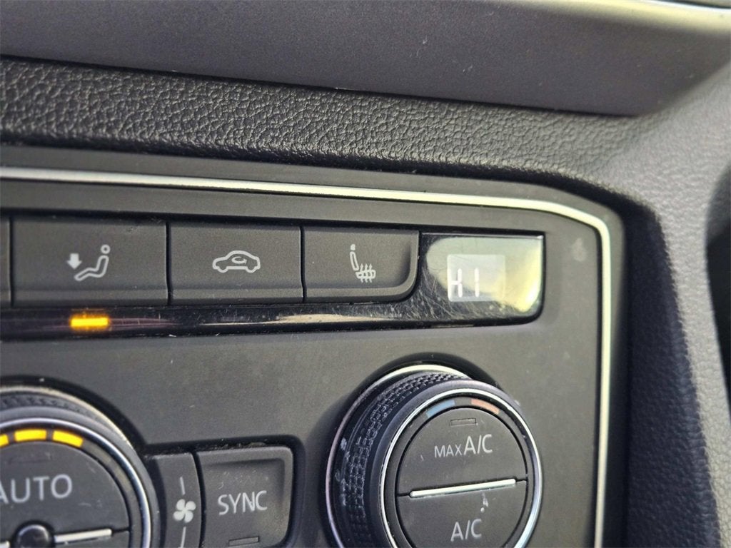 2021 Volkswagen Atlas Cross Sport 3.6L V6 SE w/Technology R-Line