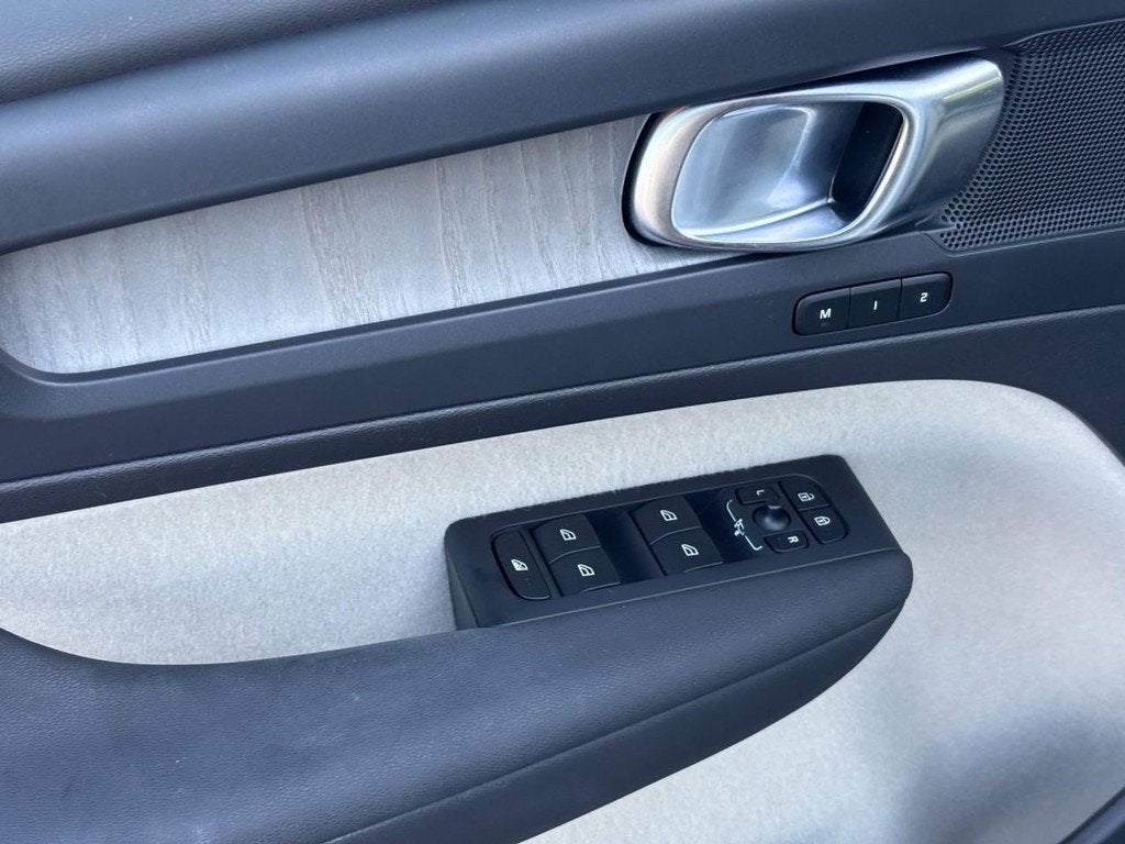 2023 Volvo XC40 Plus - Photo 16